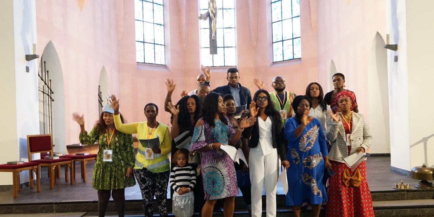 21. und 22.09.2019 Katholikentag der Afrikaner in NRW mit mehreren hundert Mitgliedern afrikanisch-katholischer Gemeinden aus allen NRW-Bistümern treffen sich in Leverkusen in der Kirche St. Remigius und der Erzbischöflichen Marienschule Opladen. - Der Chor der englischsprachigen Gemeinde Köln begrüßte die Teilnehmer des Katholikentags am Samstag in der Kirche St. Remigius in Leverkusen-Opladen.