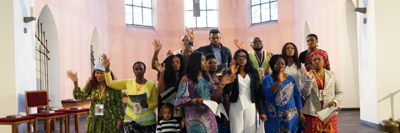 21. und 22.09.2019 Katholikentag der Afrikaner in NRW mit mehreren hundert Mitgliedern afrikanisch-katholischer Gemeinden aus allen NRW-Bistümern treffen sich in Leverkusen in der Kirche St. Remigius und der Erzbischöflichen Marienschule Opladen. - Der Chor der englischsprachigen Gemeinde Köln begrüßte die Teilnehmer des Katholikentags am Samstag in der Kirche St. Remigius in Leverkusen-Opladen.