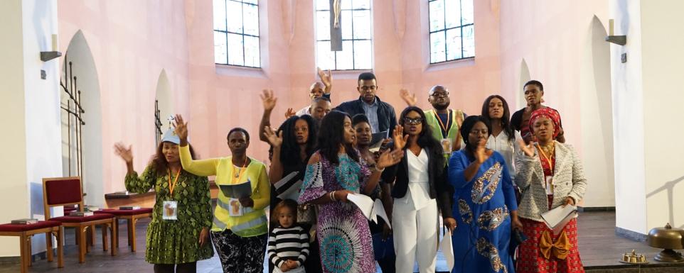 21. und 22.09.2019 Katholikentag der Afrikaner in NRW mit mehreren hundert Mitgliedern afrikanisch-katholischer Gemeinden aus allen NRW-Bistümern treffen sich in Leverkusen in der Kirche St. Remigius und der Erzbischöflichen Marienschule Opladen. - Der Chor der englischsprachigen Gemeinde Köln begrüßte die Teilnehmer des Katholikentags am Samstag in der Kirche St. Remigius in Leverkusen-Opladen.
