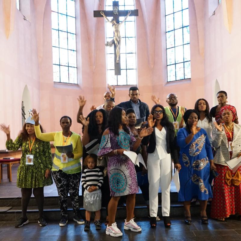 21. und 22.09.2019 Katholikentag der Afrikaner in NRW mit mehreren hundert Mitgliedern afrikanisch-katholischer Gemeinden aus allen NRW-Bistümern treffen sich in Leverkusen in der Kirche St. Remigius und der Erzbischöflichen Marienschule Opladen. - Der Chor der englischsprachigen Gemeinde Köln begrüßte die Teilnehmer des Katholikentags am Samstag in der Kirche St. Remigius in Leverkusen-Opladen.