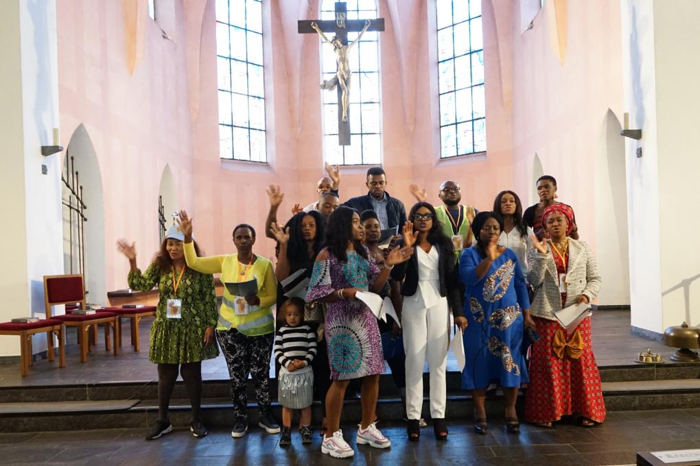 21. und 22.09.2019 Katholikentag der Afrikaner in NRW mit mehreren hundert Mitgliedern afrikanisch-katholischer Gemeinden aus allen NRW-Bistümern treffen sich in Leverkusen in der Kirche St. Remigius und der Erzbischöflichen Marienschule Opladen. - Der Chor der englischsprachigen Gemeinde Köln begrüßte die Teilnehmer des Katholikentags am Samstag in der Kirche St. Remigius in Leverkusen-Opladen.