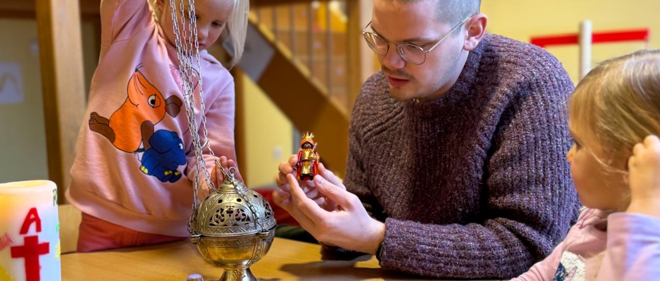 Symbolbild: Kinder und Erzieher in katholischer KiTa