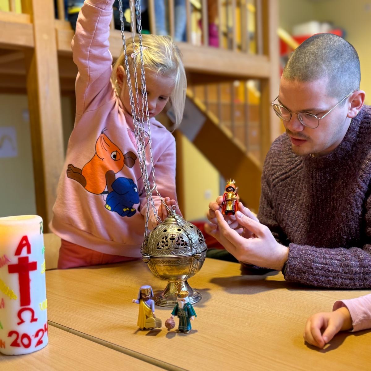 Symbolbild: Kinder und Erzieher in katholischer KiTa