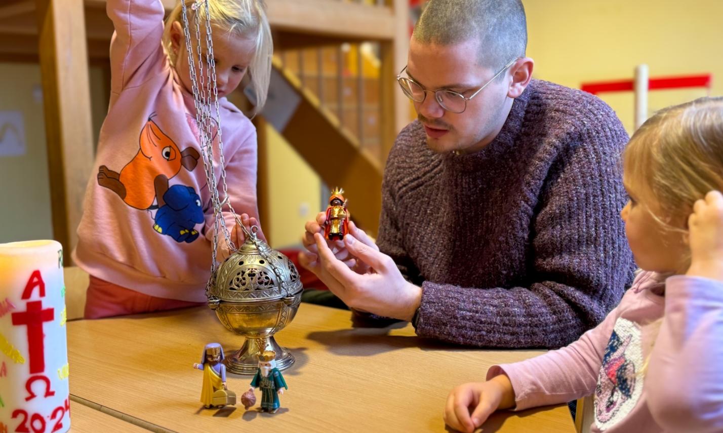 Symbolbild: Kinder und Erzieher in katholischer KiTa