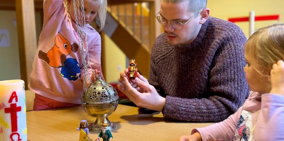 Symbolbild: Kinder und Erzieher in katholischer KiTa