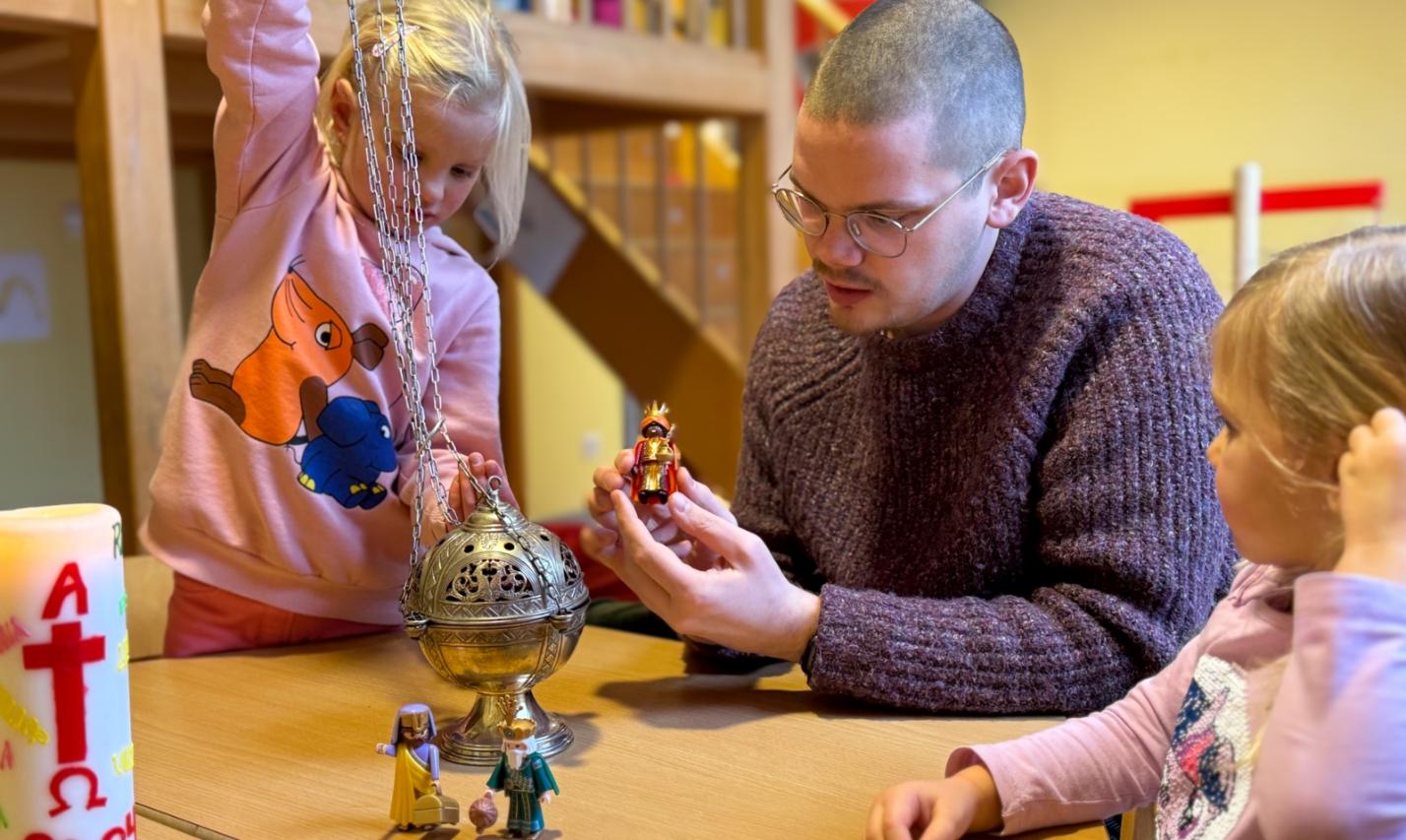 Symbolbild: Kinder und Erzieher in katholischer KiTa