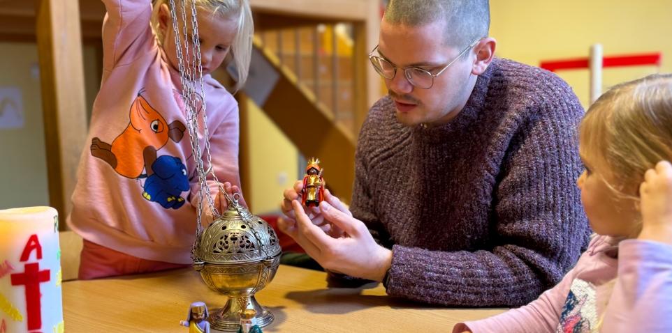 Symbolbild: Kinder und Erzieher in katholischer KiTa