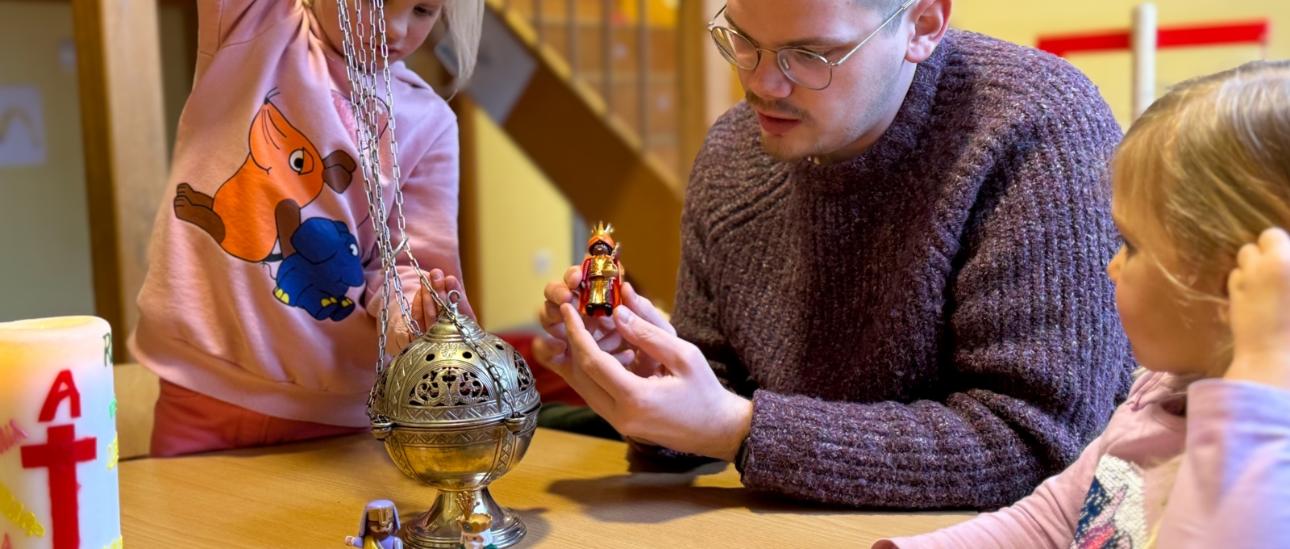 Symbolbild: Kinder und Erzieher in katholischer KiTa