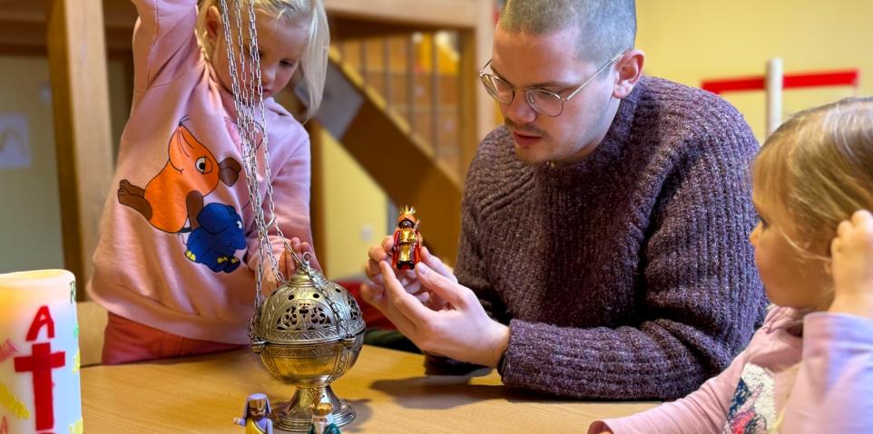 Symbolbild: Kinder und Erzieher in katholischer KiTa